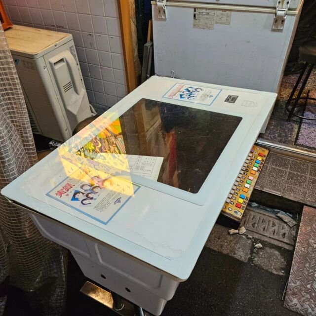 いつも御来店ありがとうございます😊

店の外席として使用してるの
このゲーム機
あっ！懐かしい！って覗いていかれる方や
この席がいいと好んで選んでくれる方など
残念ながらゲーム機として遊べませんが
気になる方は見に来られませんか？
他にも懐かしい物があるとか
無いとか🧐

#座裏#ニューダイトン#たゆたゆ
#川端屋商店#やきとん#裏なんば
#天下茶屋#千日前#裏天王寺#お初天神
#中津#赤星#焼酎#日本酒
#大衆居酒屋#康四郎#ネンジュウムチュウ
#焼売珍
#アルバイト募集中
#宴会コース